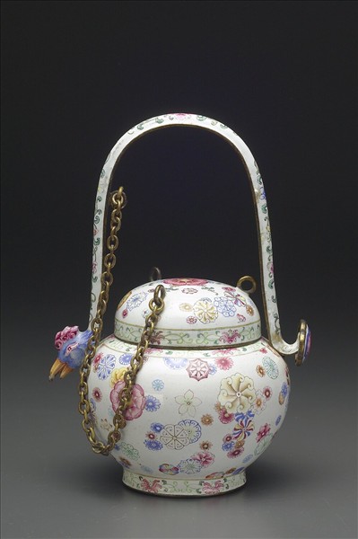 銅胎畫琺瑯皮球花提梁卣