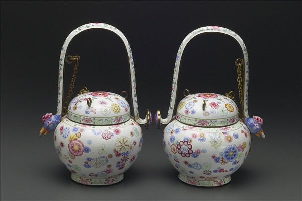 銅胎畫琺瑯皮球花提梁卣