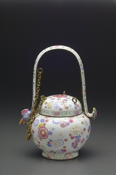 銅胎畫琺瑯皮球花提梁卣