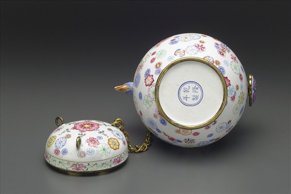 銅胎畫琺瑯皮球花提梁卣