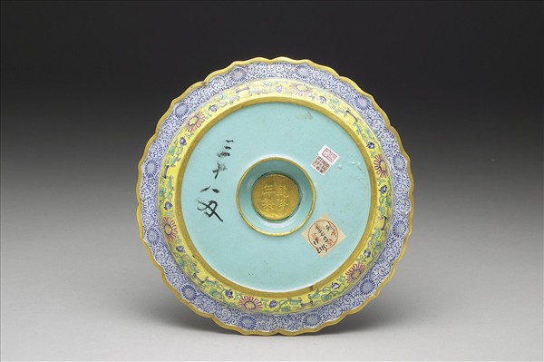 金胎內填兼畫琺瑯西洋母子圖盤