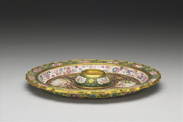 金胎內填兼畫琺瑯西洋母子圖盤