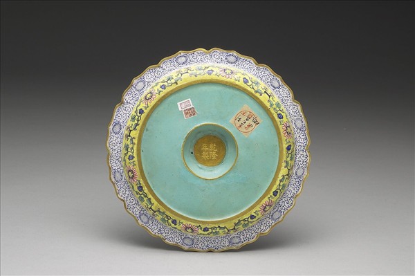 金胎內填兼畫琺瑯西洋母子圖盤