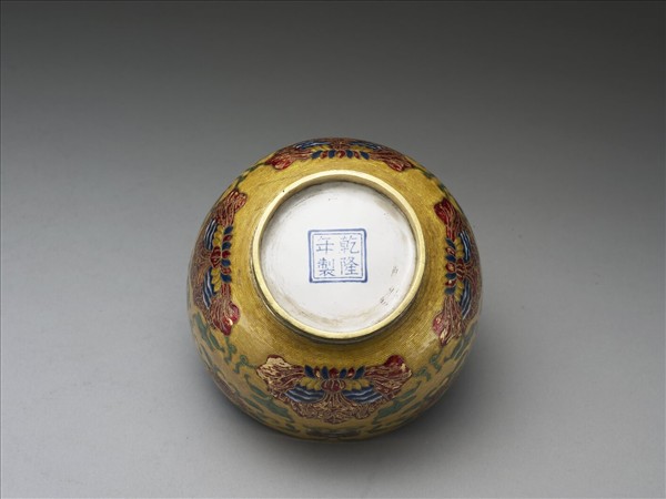 金胎內填琺瑯鍾