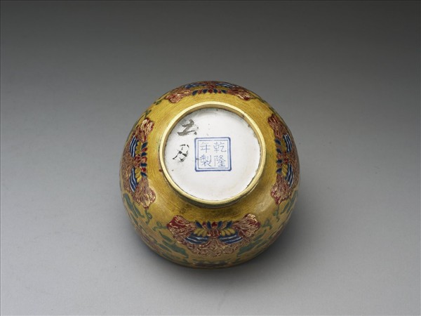 金胎內填琺瑯鍾