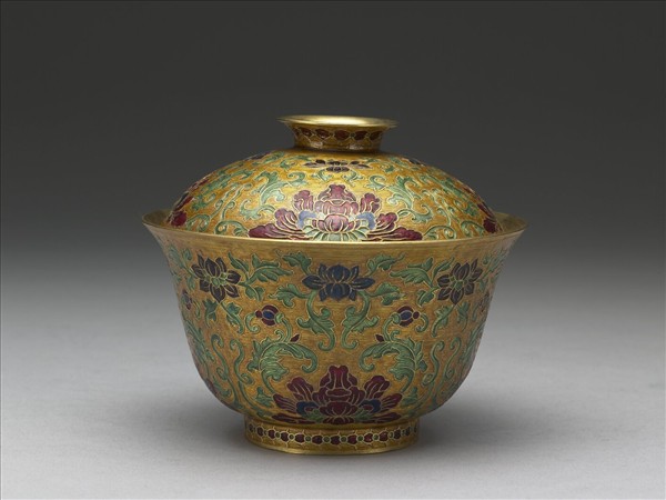 金胎內填琺瑯番蓮紋蓋盞