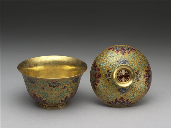 金胎內填琺瑯番蓮紋蓋盞