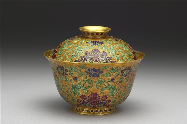 金胎內填琺瑯番蓮紋蓋盞