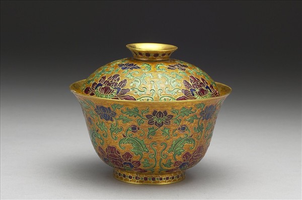 金胎內填琺瑯番蓮紋蓋盞