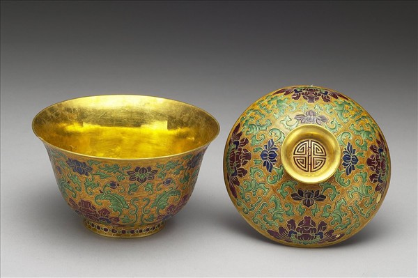 金胎內填琺瑯番蓮紋蓋盞