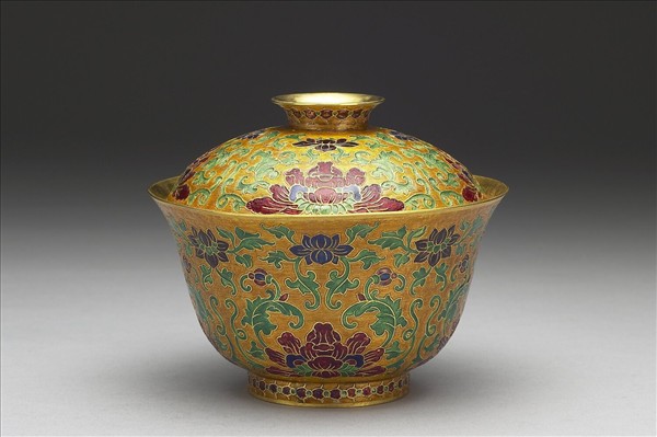 金胎內填琺瑯番蓮紋蓋盞