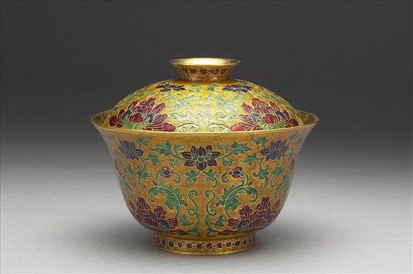 金胎內填琺瑯番蓮紋蓋盞