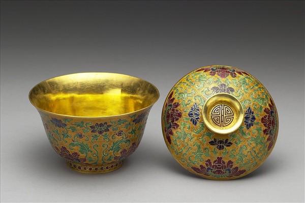 金胎內填琺瑯番蓮紋蓋盞