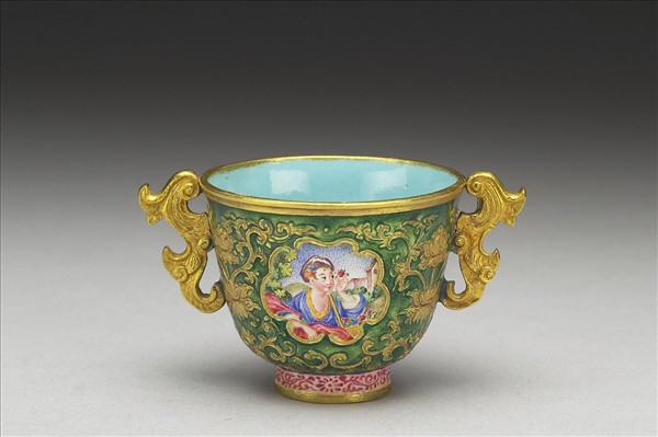 金胎內填兼畫琺瑯西方仕女圖執壺- 故宮