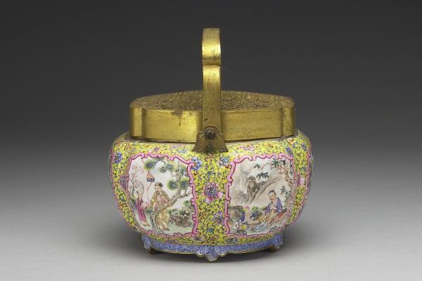 銅胎畫琺瑯黃地開光人物手爐