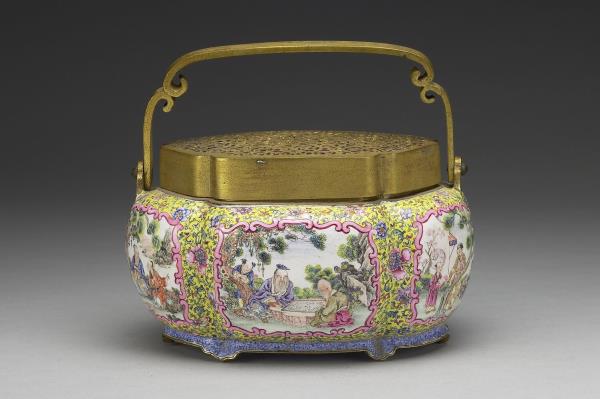 銅胎畫琺瑯黃地開光人物手爐