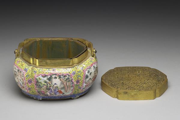 銅胎畫琺瑯黃地開光人物手爐