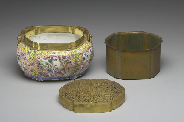 銅胎畫琺瑯黃地開光人物手爐