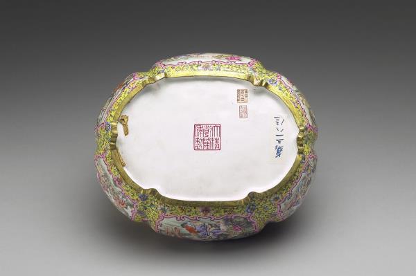 銅胎畫琺瑯黃地開光人物手爐