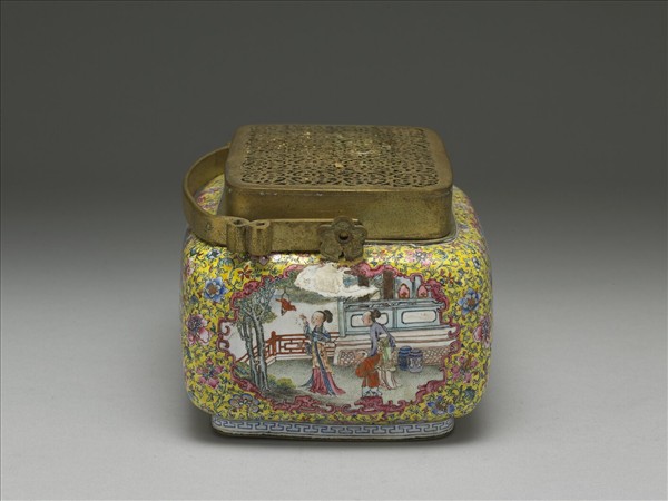 銅胎畫琺瑯黃地開光人物手爐