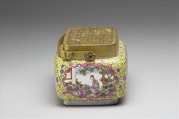 銅胎畫琺瑯黃地開光人物手爐