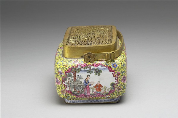 銅胎畫琺瑯黃地開光人物手爐