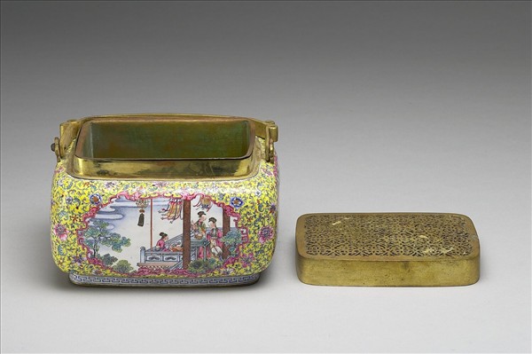 銅胎畫琺瑯黃地開光人物手爐