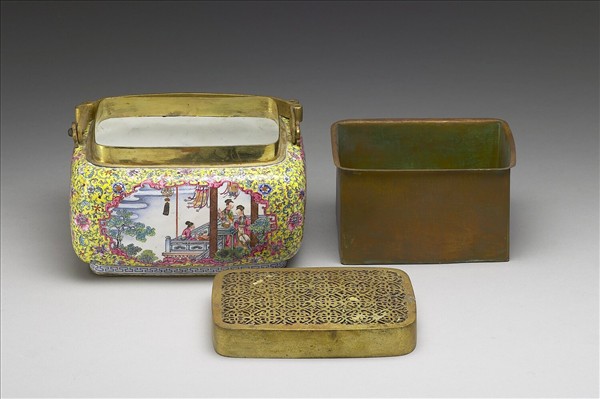 銅胎畫琺瑯黃地開光人物手爐