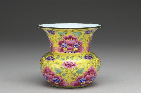 銅胎畫琺瑯花卉渣斗