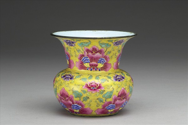 銅胎畫琺瑯花卉渣斗