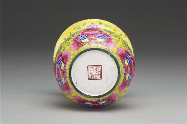 銅胎畫琺瑯花卉渣斗