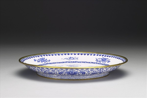 銅胎畫琺瑯白地青花盤