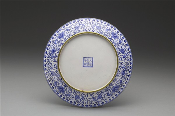 銅胎畫琺瑯白地青花盤