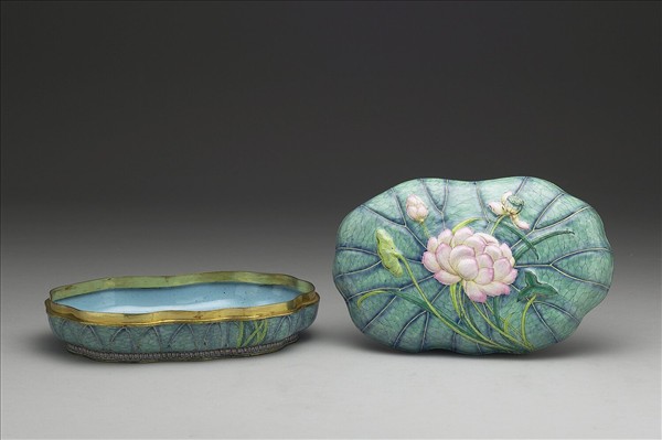 銅胎畫琺瑯荷葉式盒