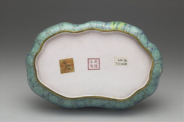 銅胎畫琺瑯荷葉式盒