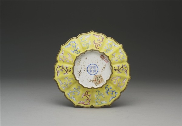 銅胎畫琺瑯蓮花式碟