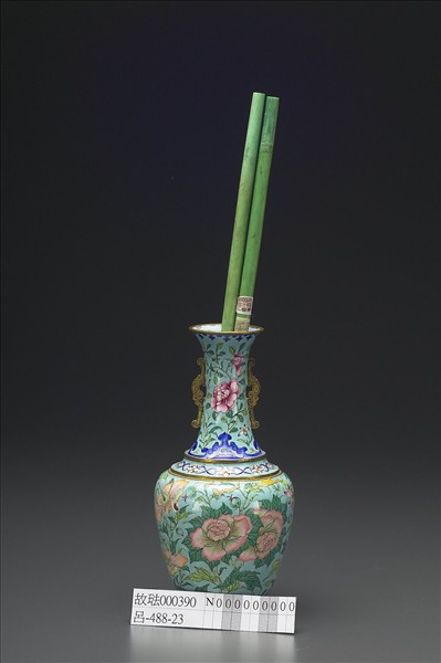 銅胎畫琺瑯綠地花卉紋瓶