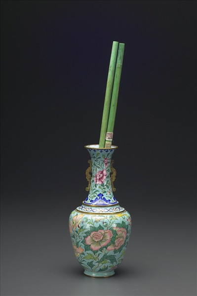 銅胎畫琺瑯綠地花卉紋瓶