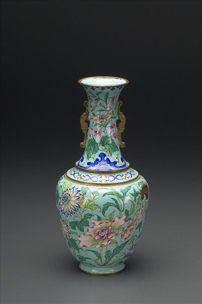 銅胎畫琺瑯綠地花卉紋瓶