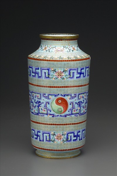 銅胎畫琺瑯藍地太極紋瓶