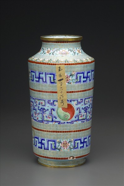 銅胎畫琺瑯藍地太極紋瓶