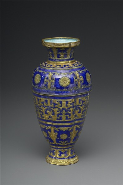 銅胎內填琺瑯拐子龍紋瓶式盒