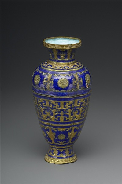 銅胎內填琺瑯拐子龍紋瓶式盒