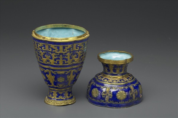 銅胎內填琺瑯拐子龍紋瓶式盒