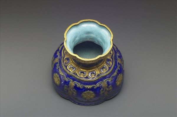 銅胎內填琺瑯拐子龍紋瓶式盒