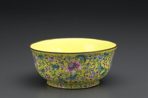銅胎畫琺瑯黃地花卉紋碗