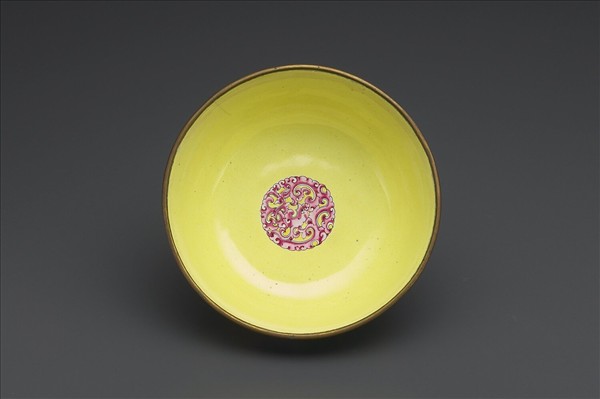 銅胎畫琺瑯黃地花卉紋碗