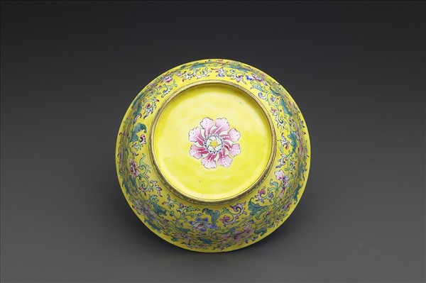 銅胎畫琺瑯黃地花卉紋碗