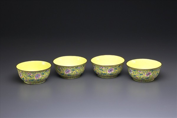 銅胎畫琺瑯黃地花卉紋碗