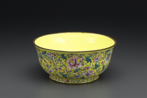 銅胎畫琺瑯黃地花卉紋碗